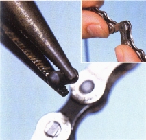 Loosen any stiff links that occur when the chain links are compressed during Step 3. 