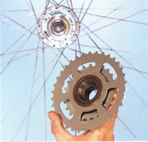 Check the integral freewheel mechanism, which is independent of the hub. Replace it with a new block if it is worn. 